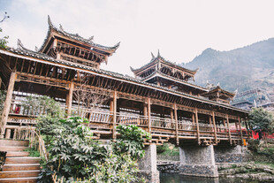 千户苗寨古色古香廊桥横跨山水间