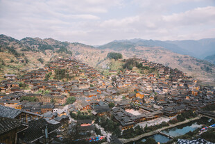 俯瞰山间小镇美景