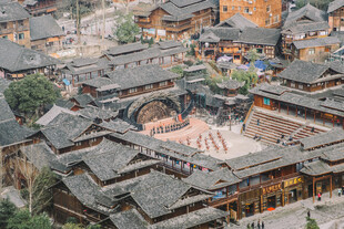 千户苗寨俯瞰传统古村落建筑群