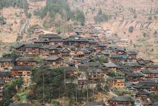 千户苗寨依山而建的古朴村落