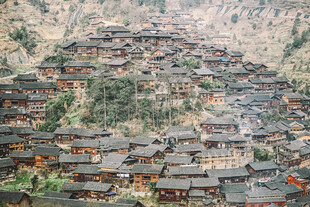 千户苗寨依山而建的传统村落