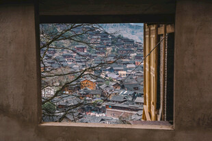 千户苗寨透过窗户看城镇风景