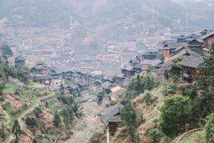 千户苗寨山间村落 古朴宁静之景