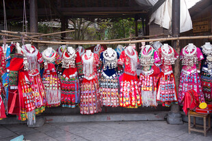 千户苗寨传统民族服饰展示