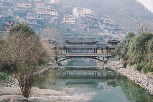 千户苗寨古桥流水旁的秀丽村落