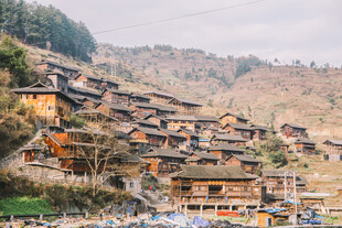 千户苗寨依山而建的古朴村落