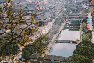 苗寨俯瞰古城镇与河流景观