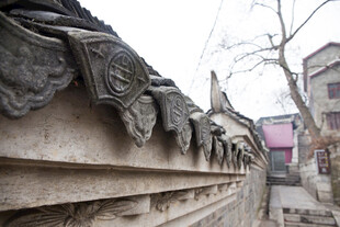 千户苗寨中式古建筑屋檐精美雕刻