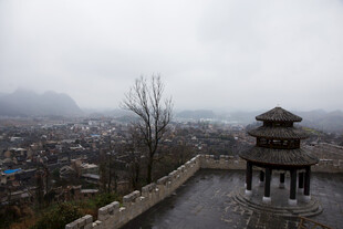 苗寨雾中古城楼 朦胧古韵景