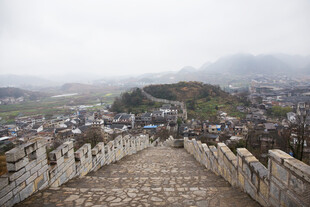 千户苗寨雾中长城俯瞰山下村落