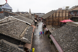 千户苗寨古巷屋顶间的行人景致