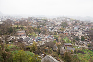 千户苗寨俯瞰山间村落景色