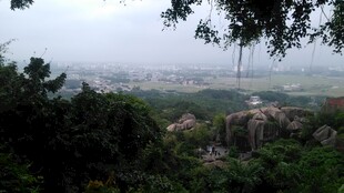 三亚山顶俯瞰城市与自然景观