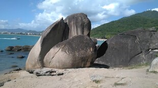三亚海边奇特巨石景观