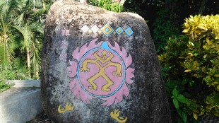 三亚刻有图案的彩色石头