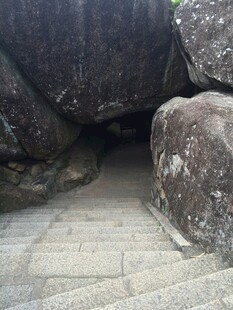 三亚山间石缝中的隐秘通道