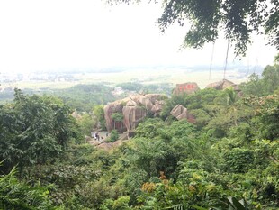 三亚山林间的嶙峋怪石景观