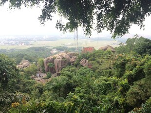 三亚山林奇石间的绿意景致