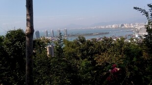 三亚俯瞰山林与远方城市景观