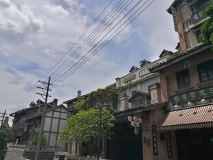 三亚古朴街道旁的特色建筑