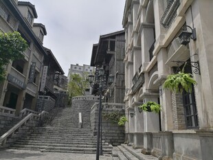 三亚古老街巷中的石阶建筑