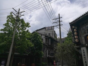 三亚古巷民居与交错电线景观