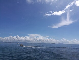 三亚海上风光 小船破浪前行