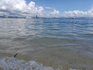 三亚海边美景 海浪轻拍沙滩