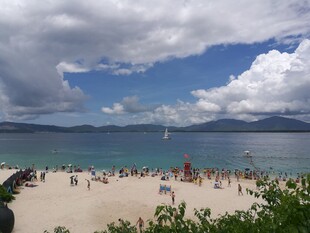 三亚热闹的海滨沙滩美景