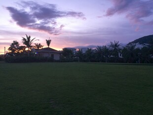 三亚黄昏下的草地与天空美景