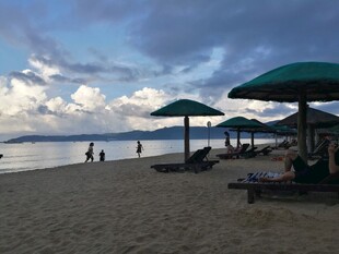 三亚海滨沙滩遮阳伞休闲场景