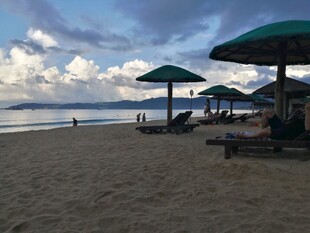 三亚海滨沙滩遮阳伞休闲景致