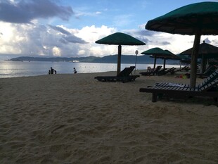 三亚海滨沙滩休闲场景