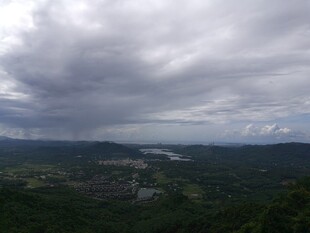 三亚俯瞰云雾笼罩的山川景色