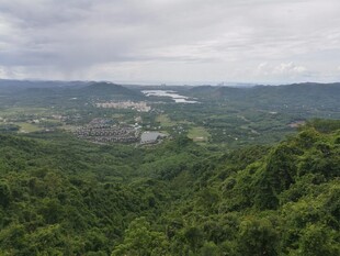 三亚俯瞰葱郁山林与远处景致