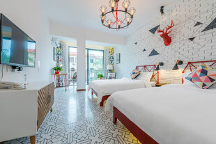 三亚时尚温馨双床卧室空间