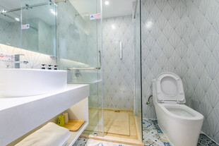 三亚现代简约风格卫生间一角