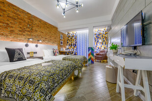 三亚现代风格温馨卧室空间