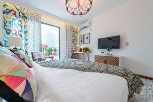 三亚现代时尚卧室装饰展示