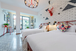 三亚时尚清新风格的双床卧室