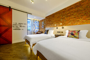 三亚温馨双床卧室室内景致