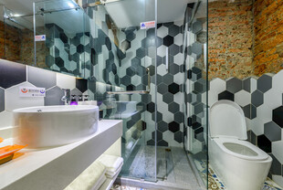 三亚现代风六边形瓷砖浴室