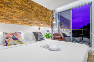 三亚现代简约风温馨卧室空间