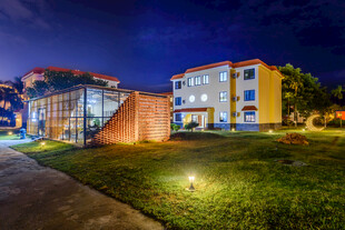 三亚夜晚校园建筑景观