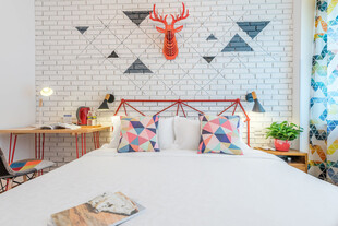 三亚北欧风卧室温馨装饰一角