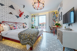 三亚现代风格精致卧室一角