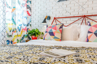 三亚多彩温馨卧室一角