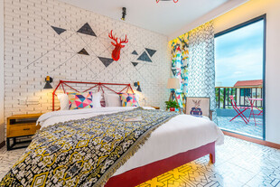 三亚现代风卧室 窗外景色宜人