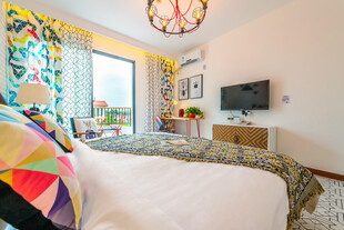 三亚多彩现代风卧室温馨场景