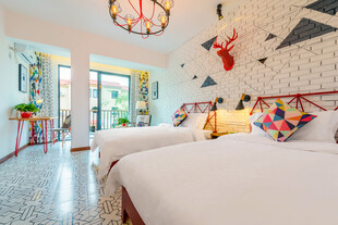 三亚温馨多彩双床卧室空间